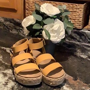 Women’s/ girls shoes size 7